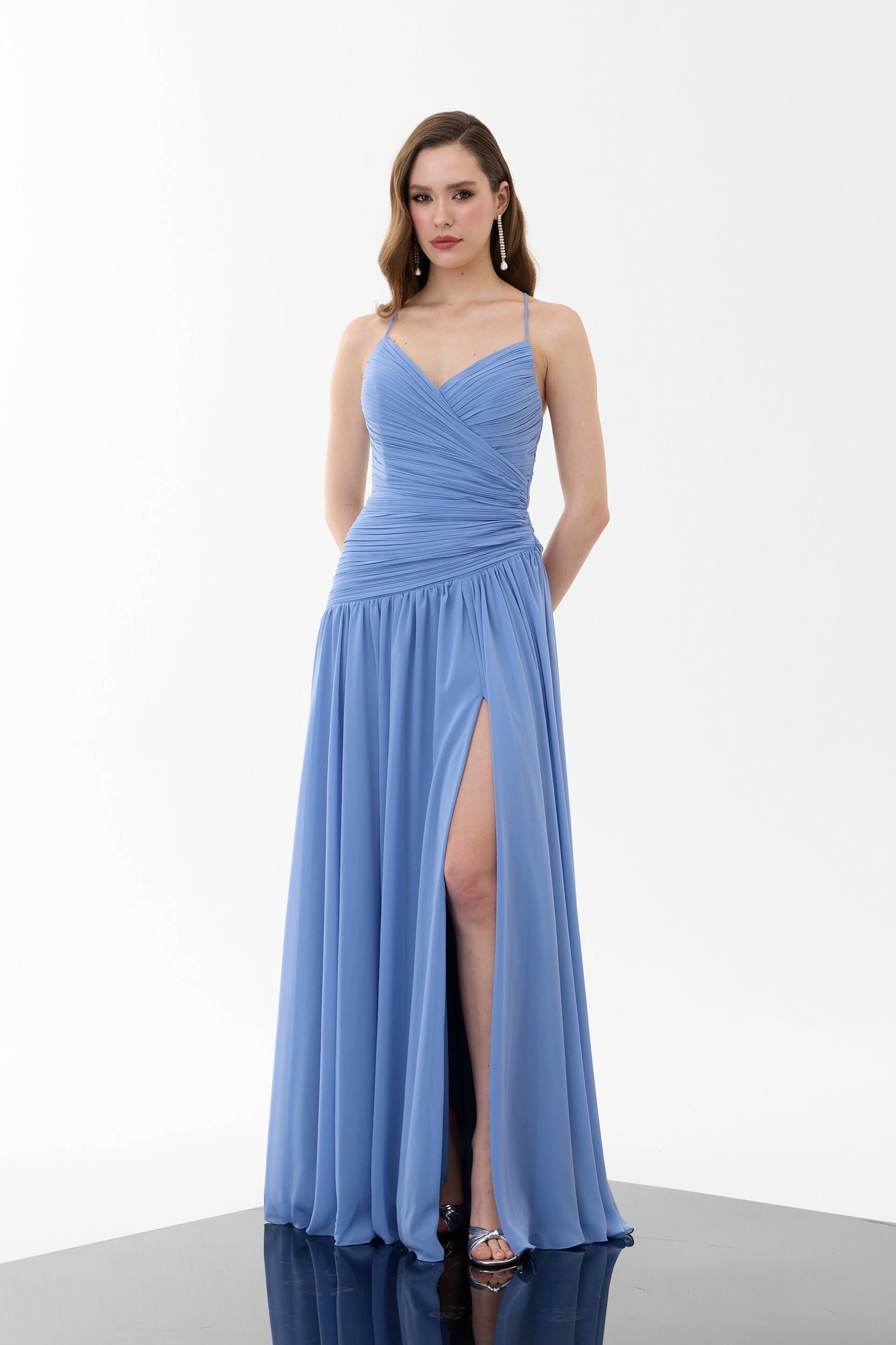 58738-54CARMENCarmen İndigo Yırtmaçlı Sırt Dekolteli Şifon Abiye Elbise