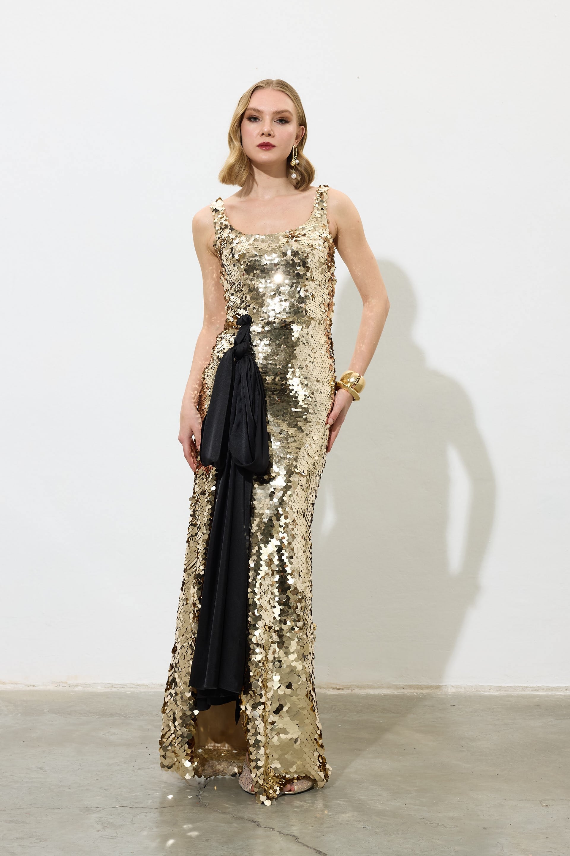 58741-9CARMENCarmen Gold Kuşaklı Yırtmaçlı Payetli Abiye Elbise