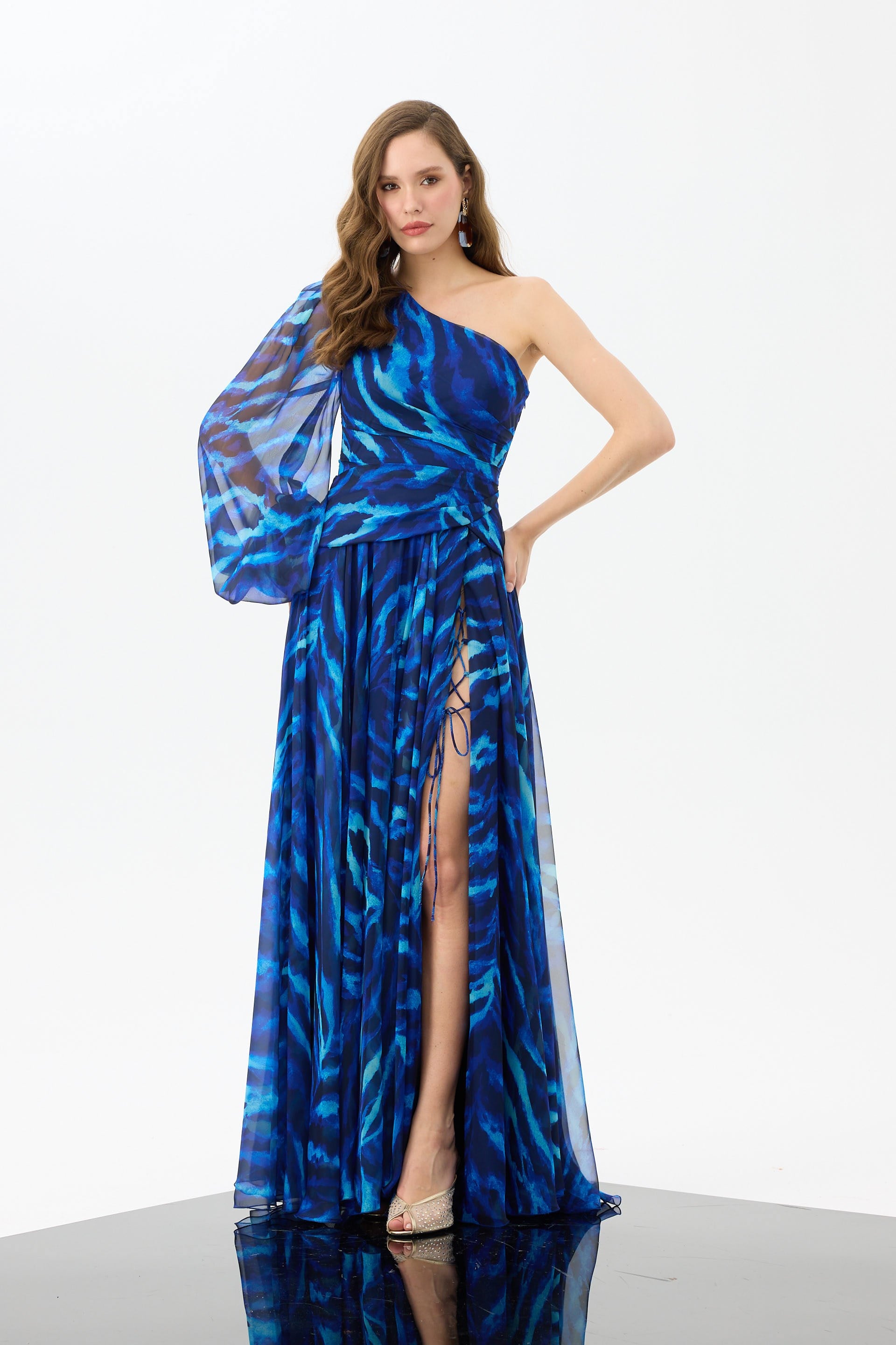 58747-25CARMENCarmen Saks Tek Kol Yırtmaçlı Leopar Desenli Abiye Elbise