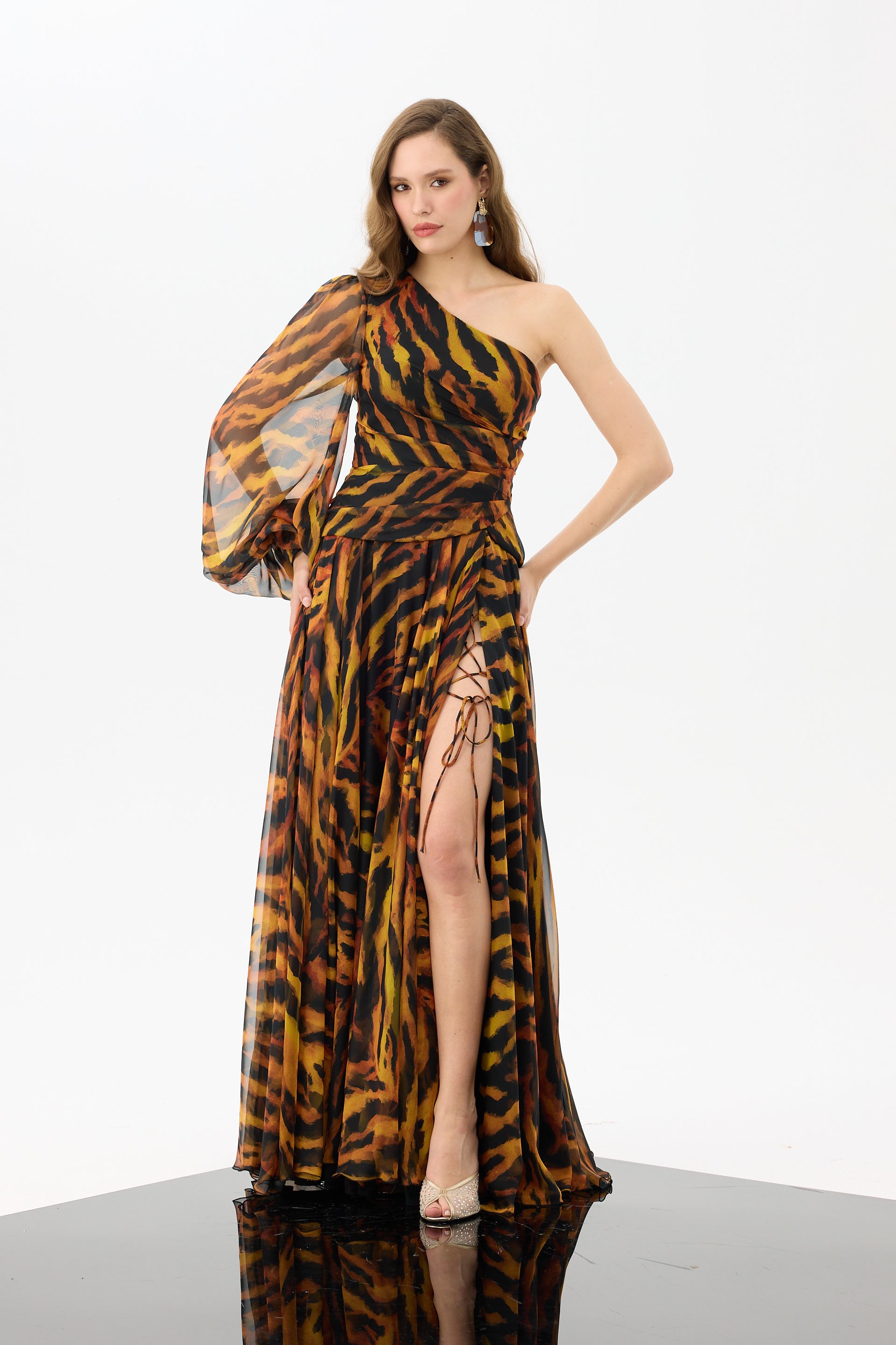 58747-27CARMENCarmen Siyah Tek Kol Yırtmaçlı Leopar Desenli Abiye Elbise