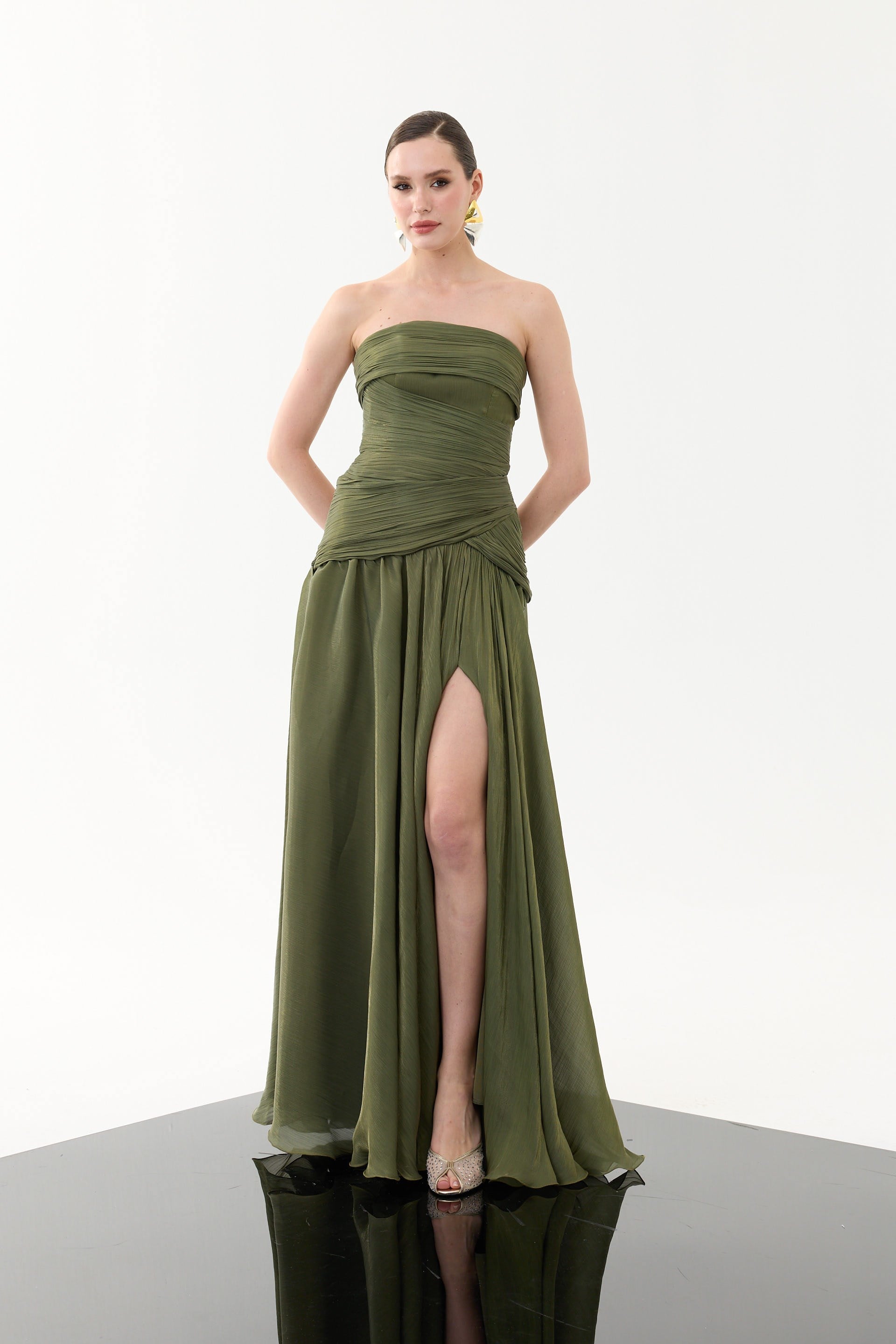 58752-12CARMENCarmen Haki Straplez Yırtmaçlı Organze Abiye Elbise