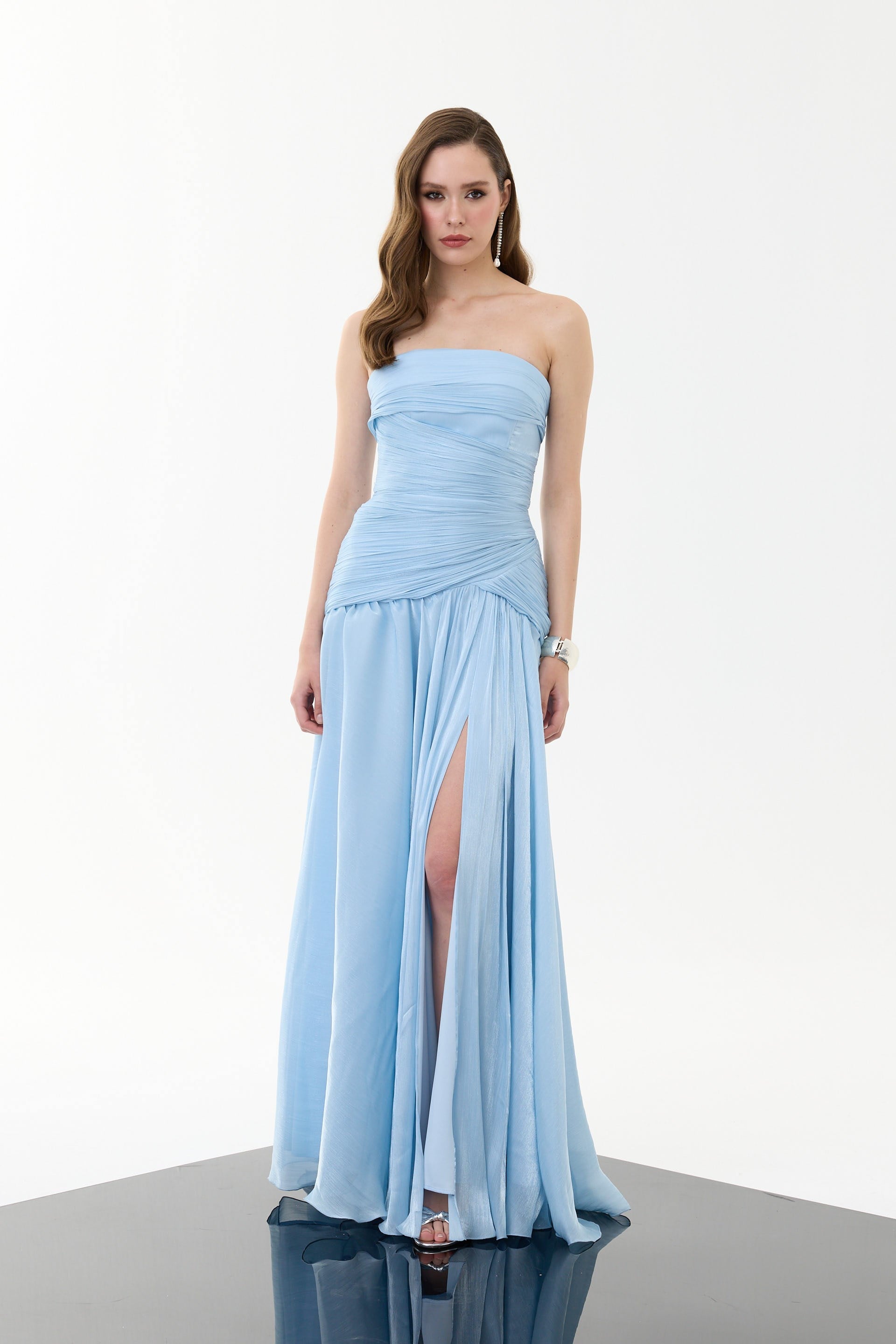 58752-1CARMENCarmen Bebe Mavi Straplez Yırtmaçlı Organze Abiye Elbise