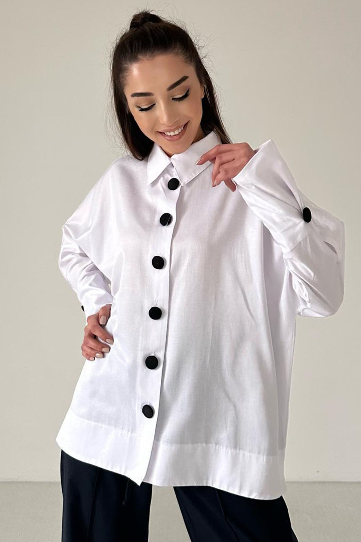 Beyaz Düğme Detaylı Tasarım Gömlek