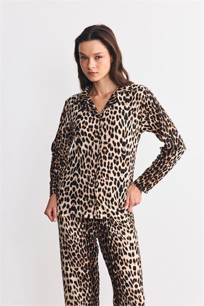 Süet Dokulu Gömlek Yaka Pijama Takımı Leopar
