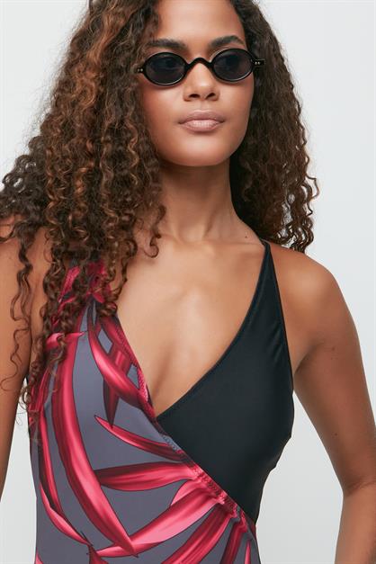 V neckline wrap-around swimsuit 7754