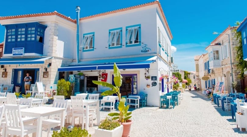 ALAÇATI TATİLİNDE DEĞERLENDİREBİLECEĞİN TATİL ELBİSELERİ