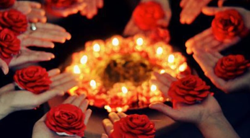 KINA GECESİ ELBİSESİ NASIL OLMALI? NELERE DİKKAT ETMELİYİZ?