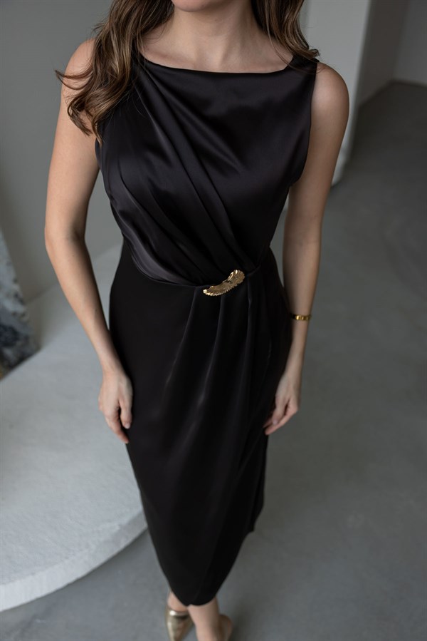 Broşlu Saten Elbise - KAHVERENGİ