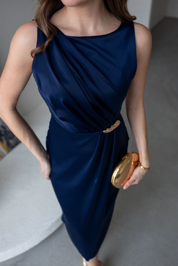 Broşlu Saten Elbise - LACİVERT