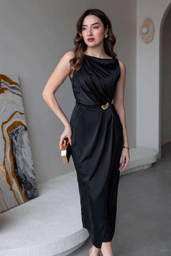 Broşlu Saten Elbise - SİYAH