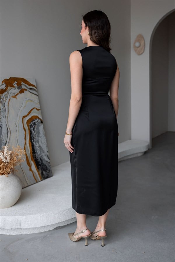 Broşlu Saten Elbise - SİYAH