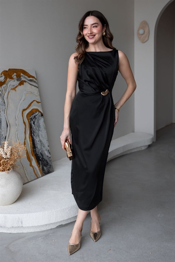 Broşlu Saten Elbise - SİYAH