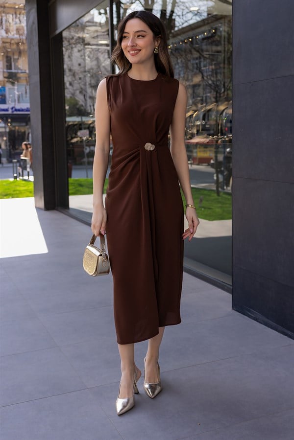 Drapeli Broş Aksesuarlı Elbise - KAHVERENGİ