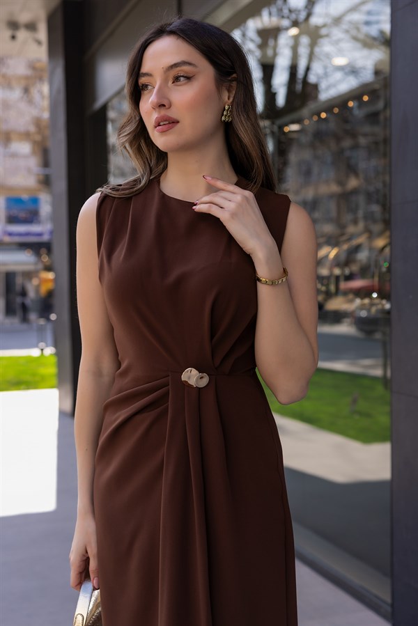 Drapeli Broş Aksesuarlı Elbise - KAHVERENGİ
