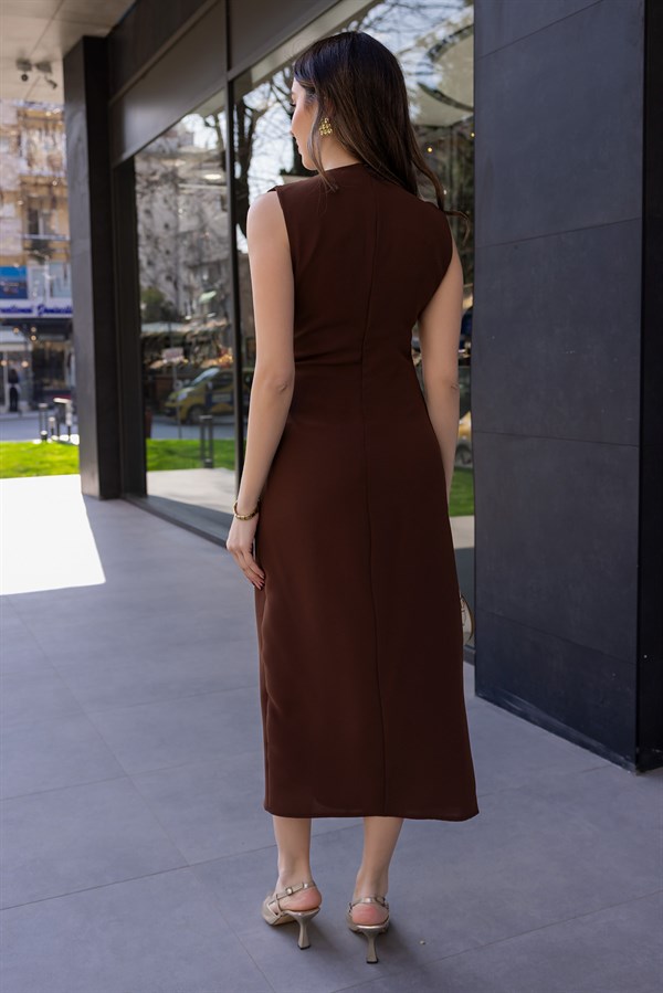 Drapeli Broş Aksesuarlı Elbise - KAHVERENGİ