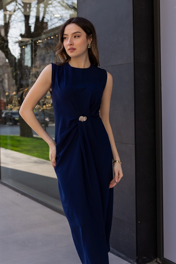 Drapeli Broş Aksesuarlı Elbise - LACİVERT