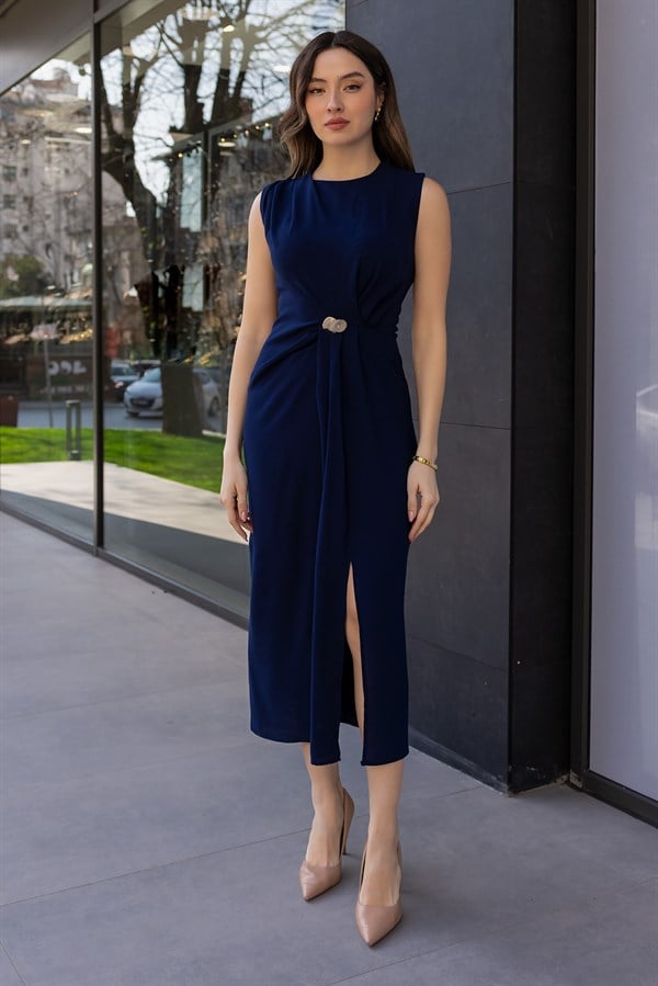 Drapeli Broş Aksesuarlı Elbise - LACİVERT