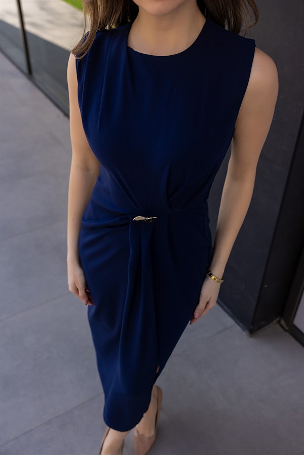 Drapeli Broş Aksesuarlı Elbise - LACİVERT