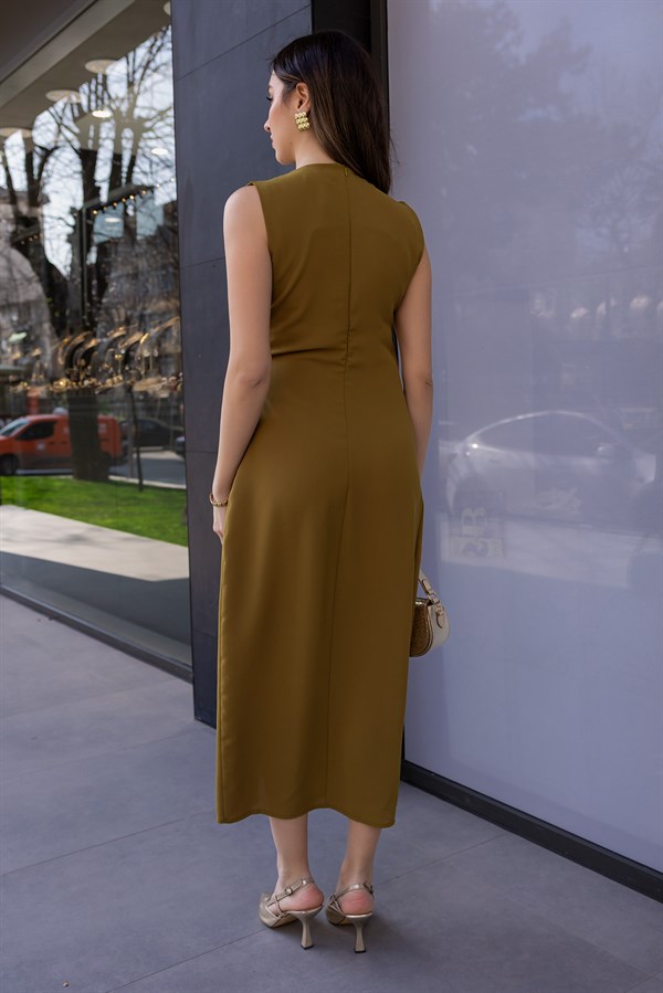 Drapeli Broş Aksesuarlı Elbise - YAĞ YEŞİLİ