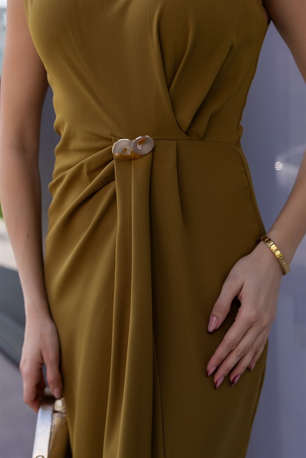 Drapeli Broş Aksesuarlı Elbise - YAĞ YEŞİLİ
