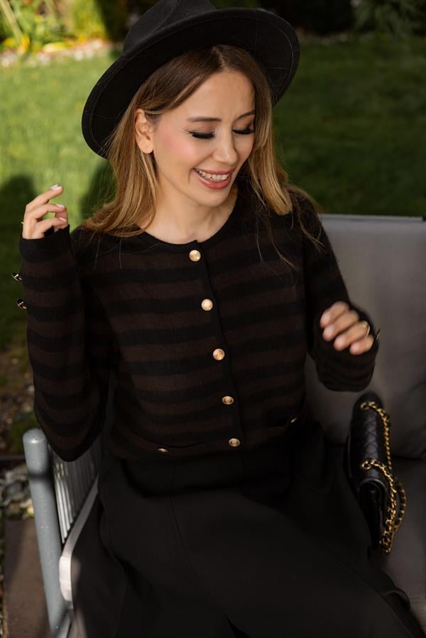 Gold Düğmeli Çizgili Hırka - SİYAH