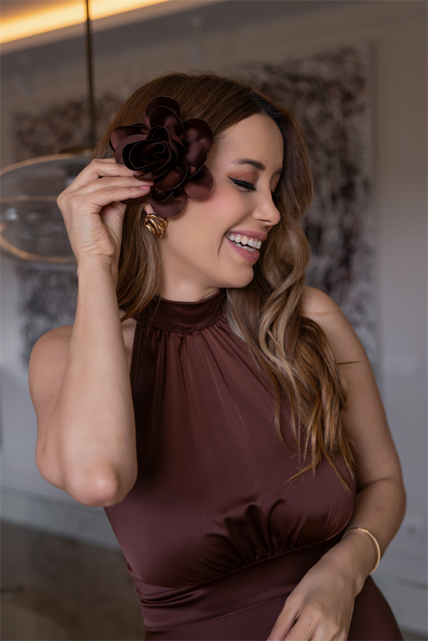 Gül Broşlu Saten Elbise - KAHVERENGİ