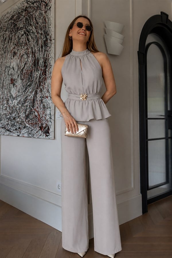 Halter Yaka Broş Detaylı Tulum - BEJ