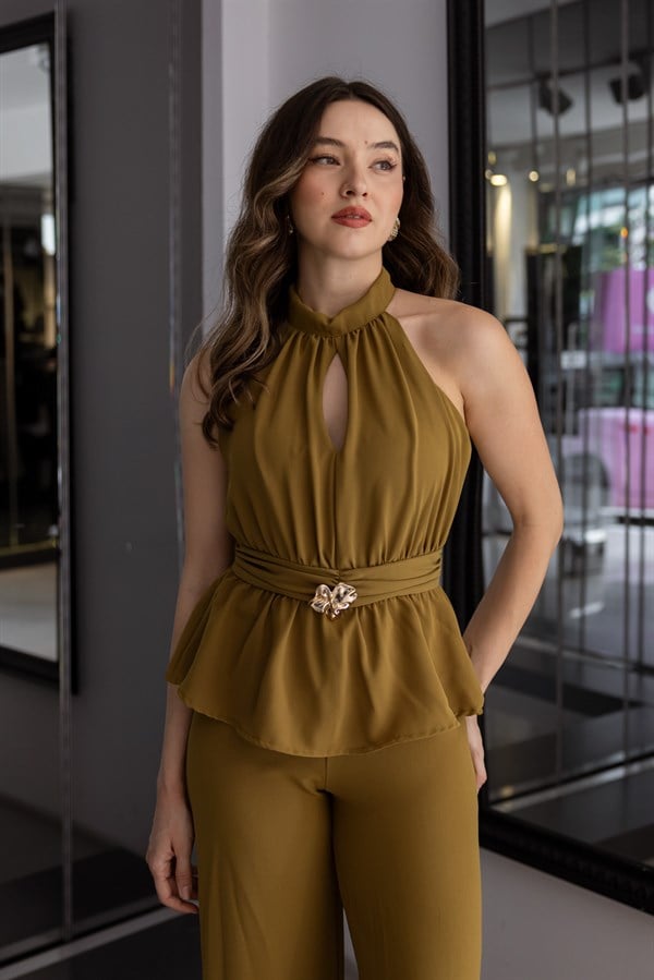 Halter Yaka Broş Detaylı Tulum - HARDAL