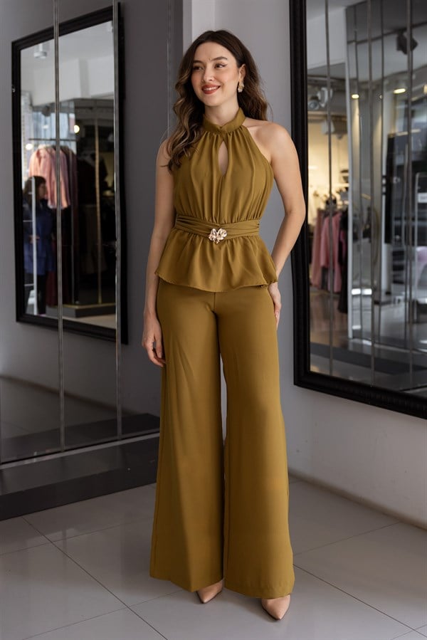 Halter Yaka Broş Detaylı Tulum - HARDAL