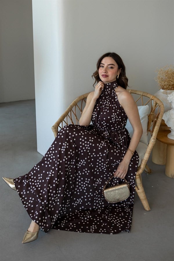 Halter Yaka Puantiyeli Şifon Elbise - KAHVERENGİ