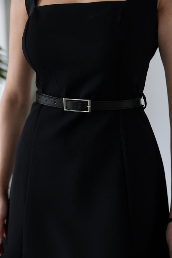 Kare Yaka Kemerli Kloş Elbise - SİYAH