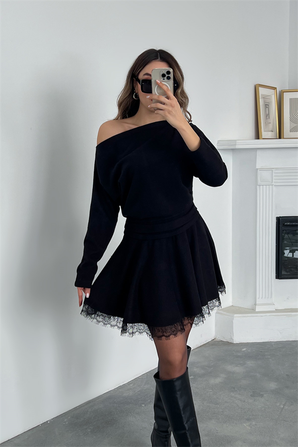 Kayık Yaka Volanlı Elbise - SİYAH