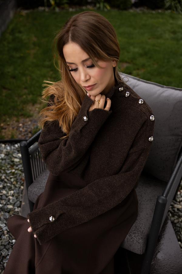 Kol Düğme Kapamalı Yumoş Kazak - KAHVERENGİ