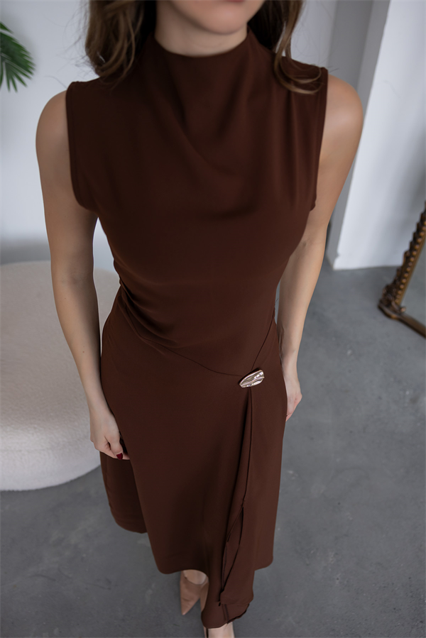 Sıfır Kol Aksesuarlı Elbise - KAHVERENGİ