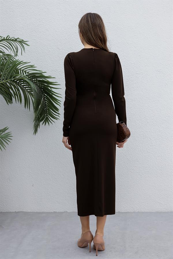 V Yaka Broşlu Elbise - KAHVERENGİ