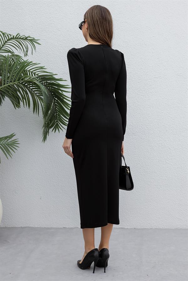 V Yaka Broşlu Elbise - SİYAH