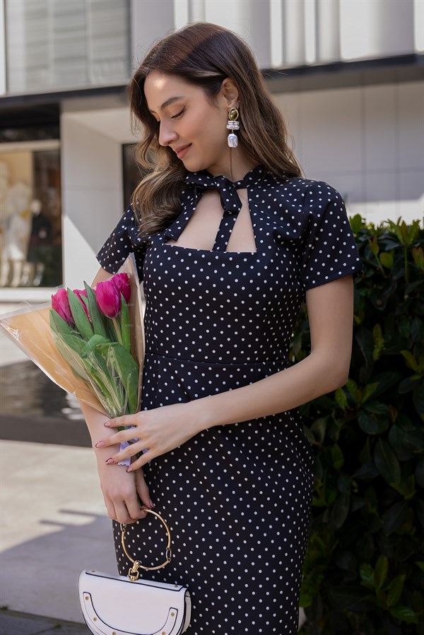 Yaka Bağlamalı Puantiyeli Elbise - SİYAH