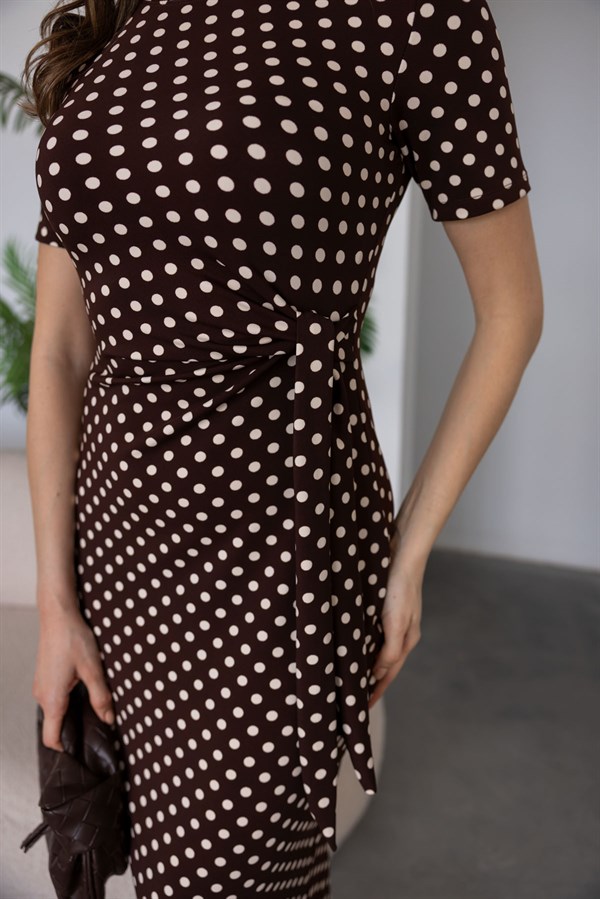 Yandan Bağlamalı Puantiyeli Elbise - KAHVERENGİ