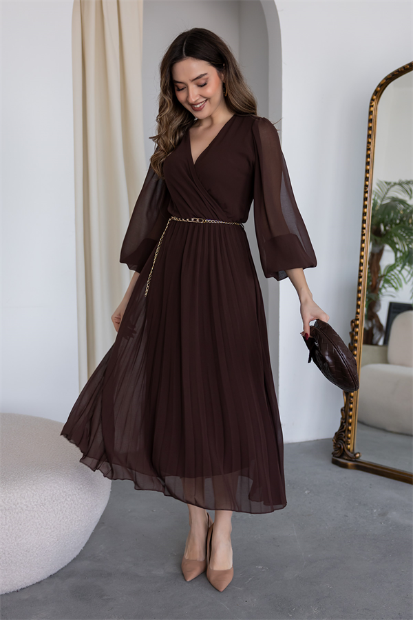 Zincir Kemerli Pileli Elbise - KAHVERENGİ