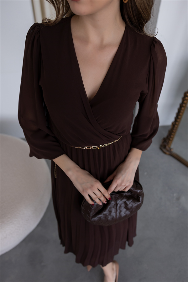 Zincir Kemerli Pileli Elbise - KAHVERENGİ