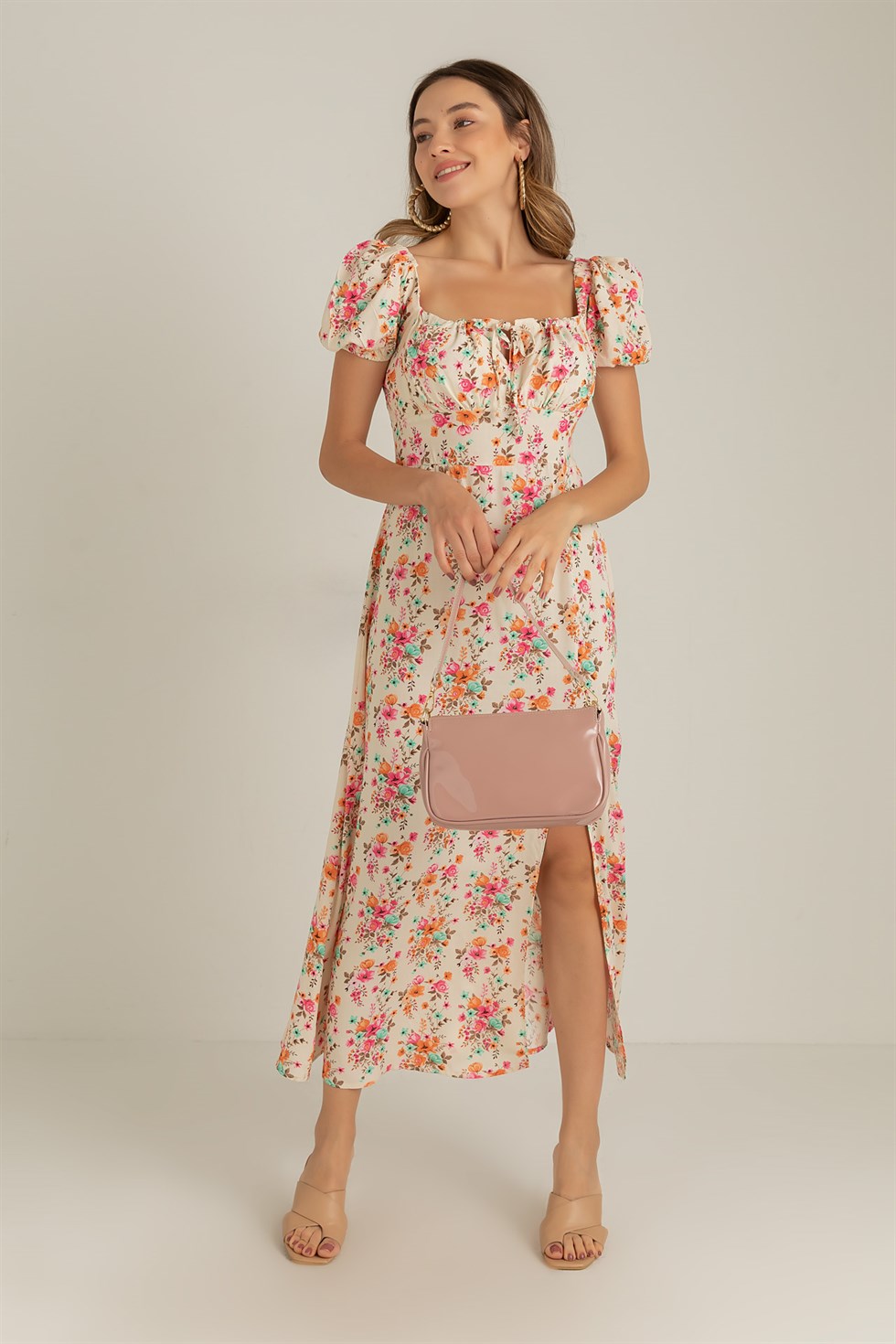 Sırt Gipeli Çiçek Desen Elbise - BEJ