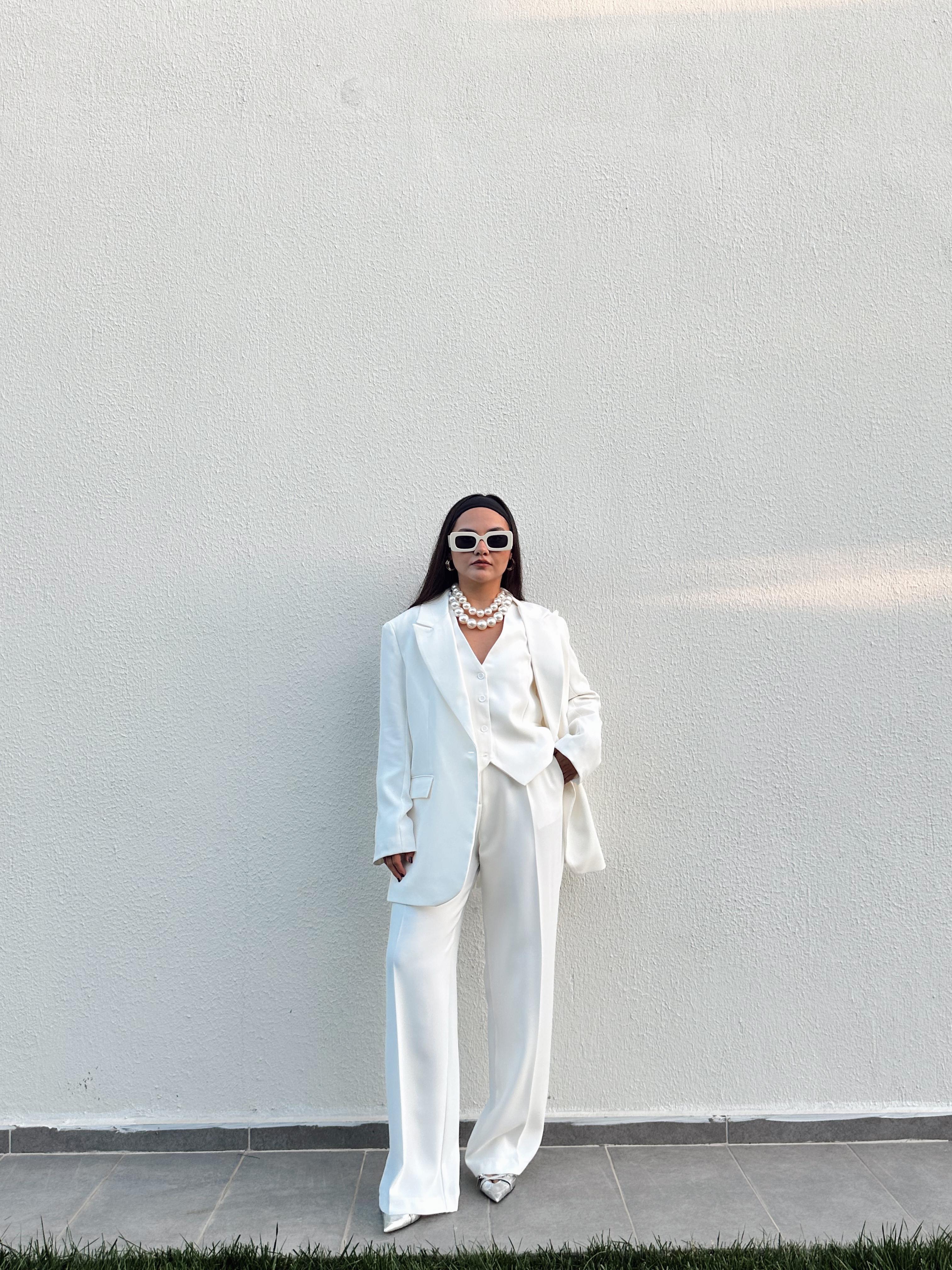 BEYAZ YELEKLİ TAKIM