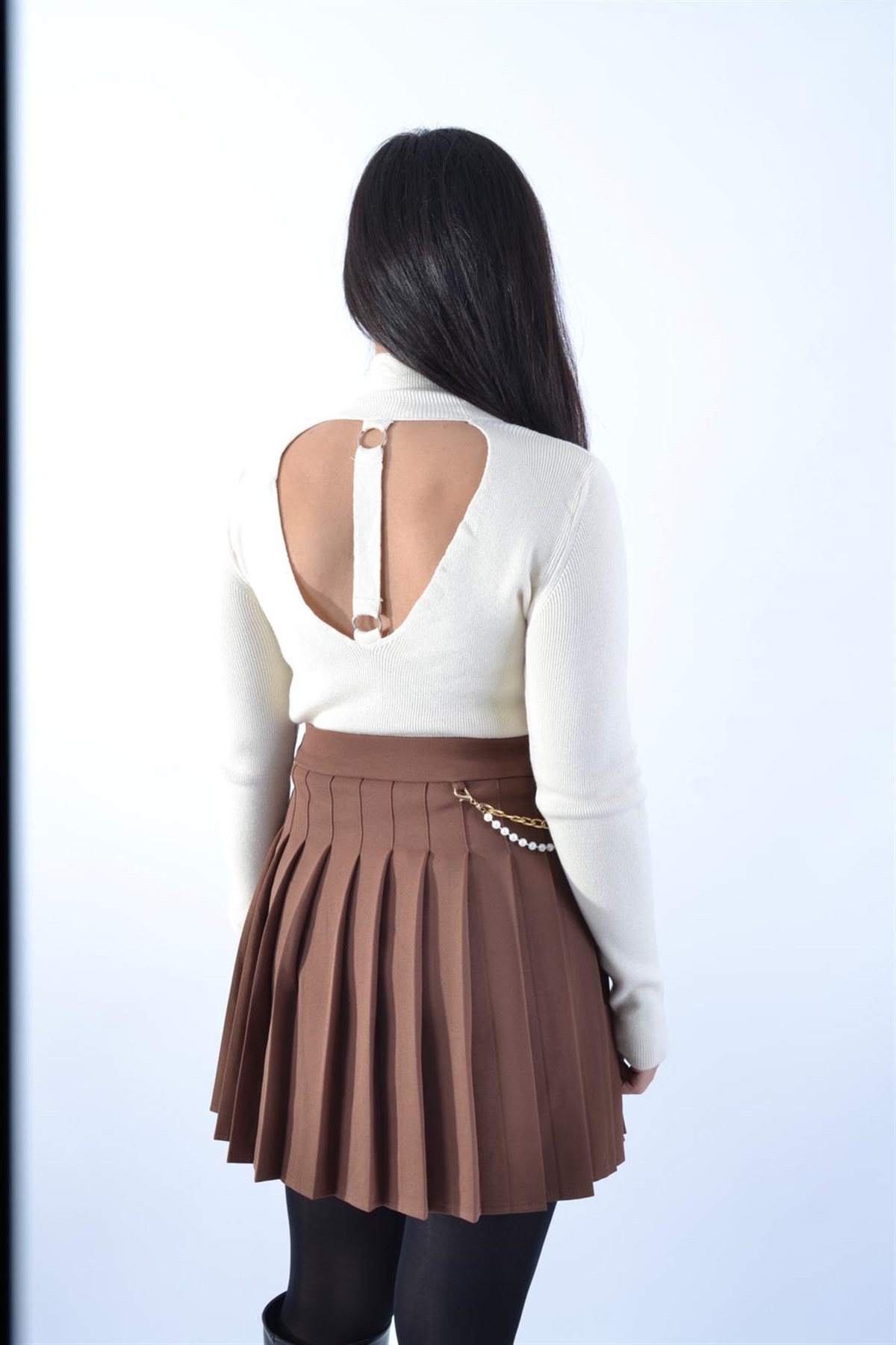 EKRU SIRT DEKOLTELİ BOĞAZLI KAZAK