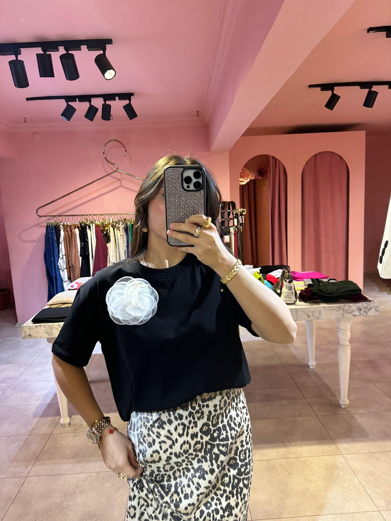 GÜL DETAYLI PAMUKLU TSHİRT