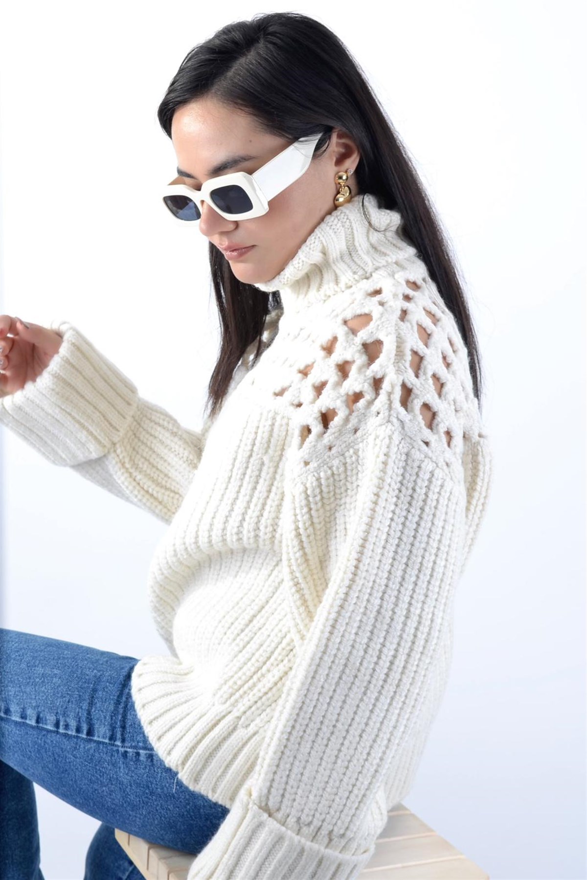 OMUZLARI DELİKLİ KREM KAZAK