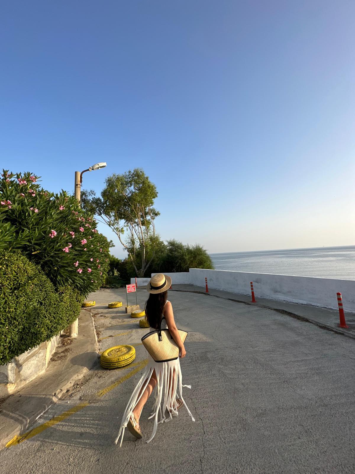 PÜSKÜLLÜ EKRU ELBİSE