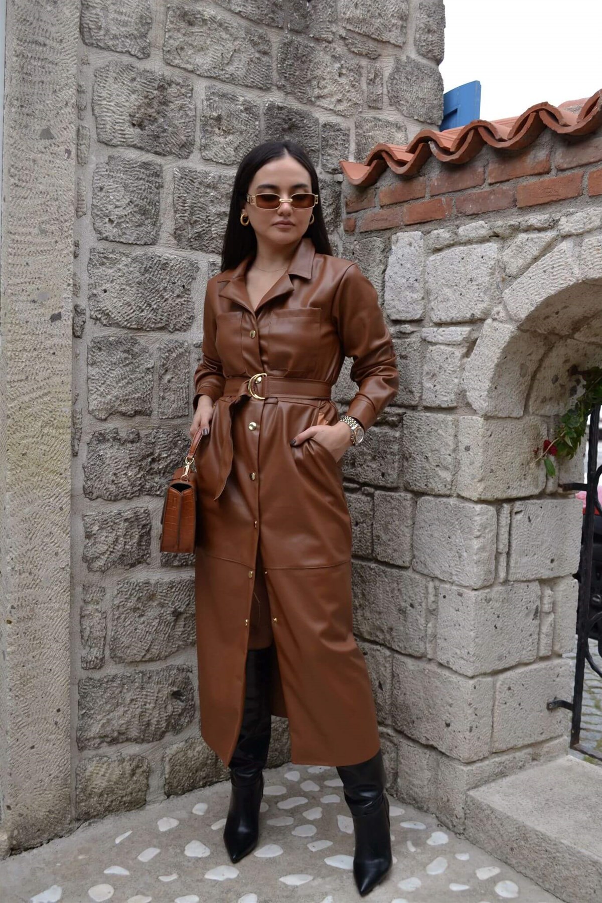 SUNİ DERİ KEMERLİ ELBİSE