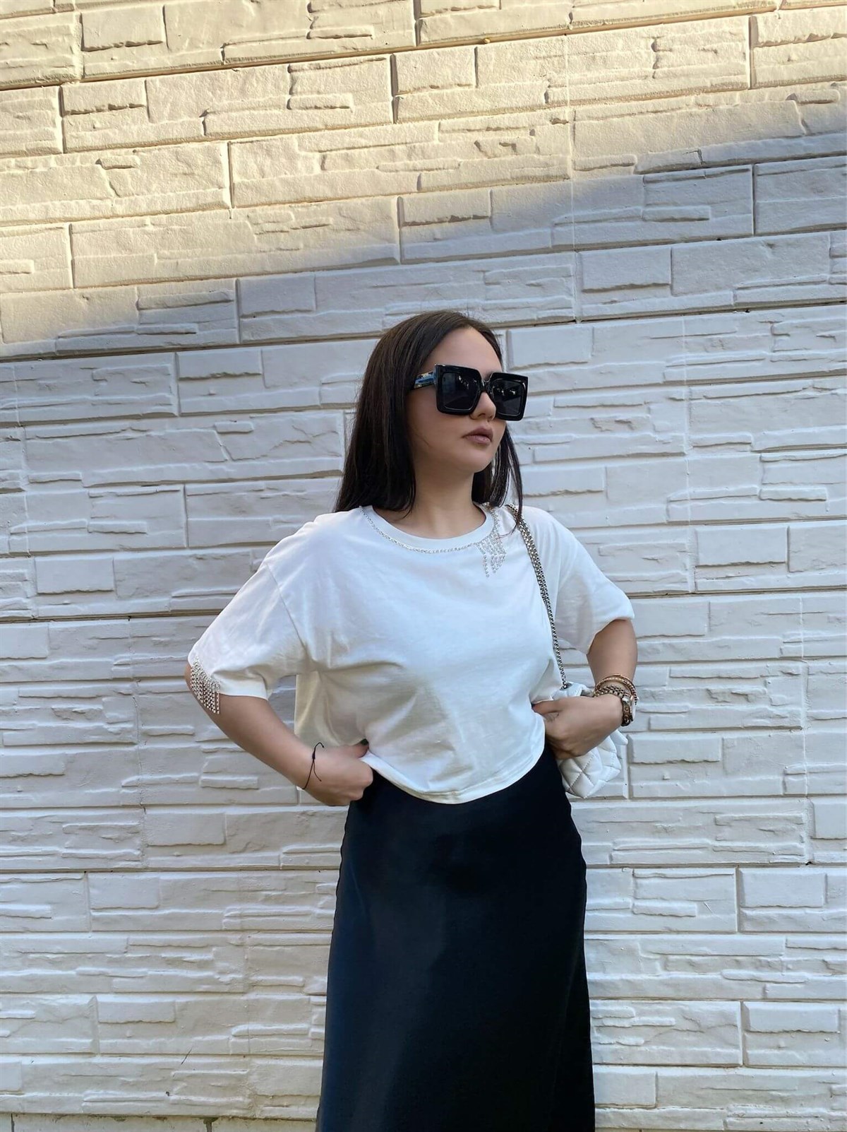 BEYAZ TAŞ DETAYLI TSHİRT