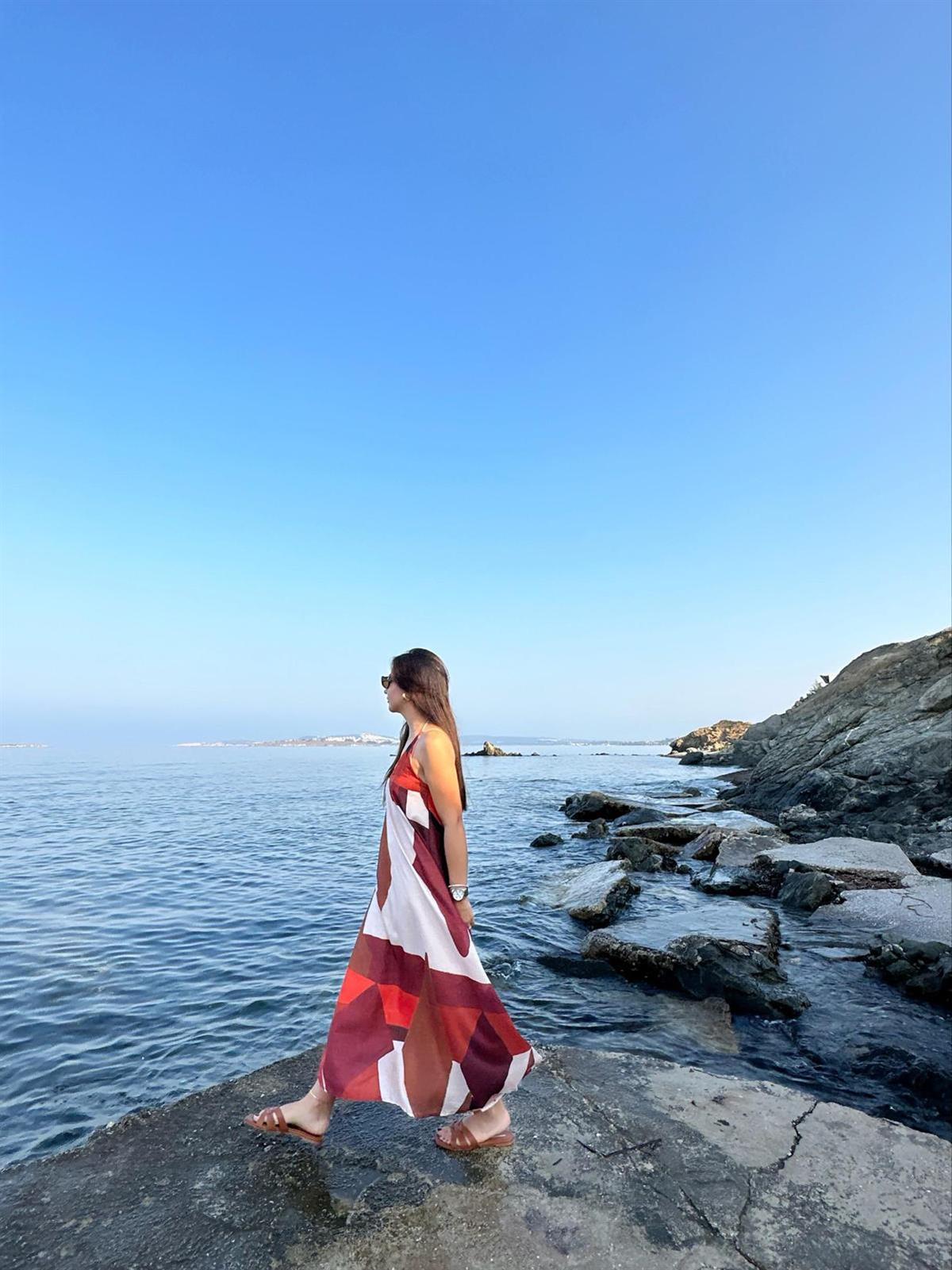 DESENLİ SIRT DEKOLTELİ ELBİSE