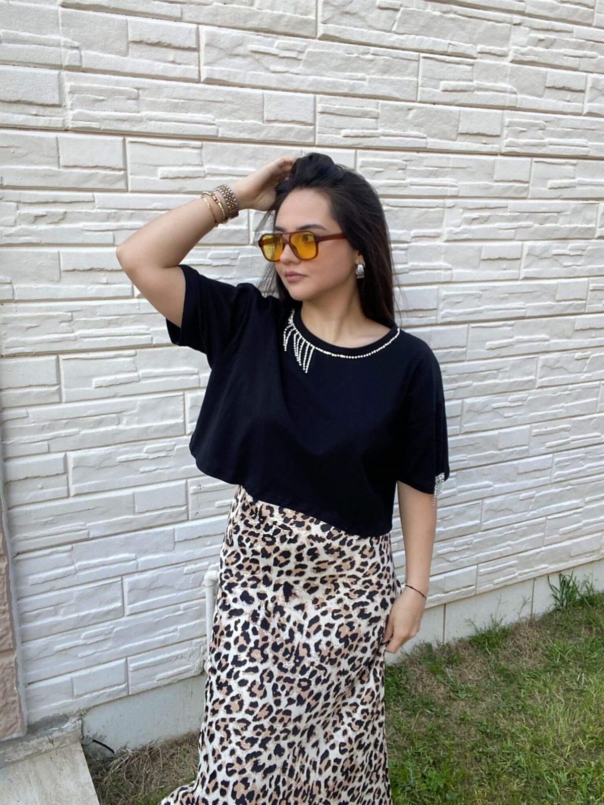 SİYAH TAŞ DETAYLI TSHİRT